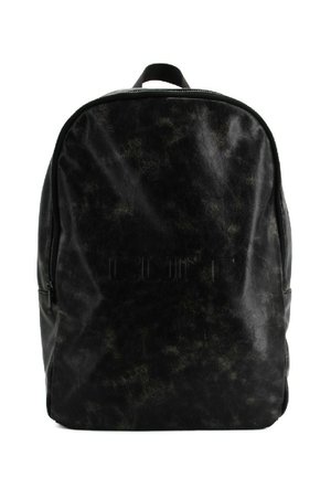 Zaino nero realizzato in materiale testurizzato, con forma arrotondata, cerniera frontale e un motivo sottile con design minimalista.