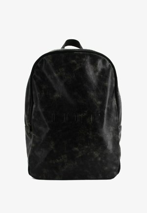 Zaino nero realizzato in materiale testurizzato, con forma arrotondata, cerniera frontale e un motivo sottile con design minimalista.