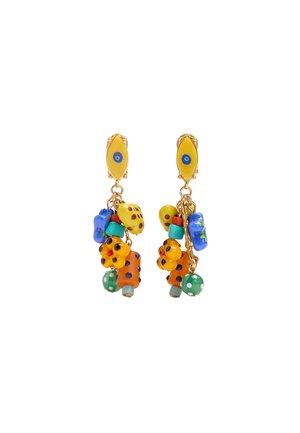 Złote kolczyki na klips z wiszącymi kolorowymi koralikami w kolorach żółtym, niebieskim, pomarańczowym, zielonym i turkusowym z wzorami w kropki i kwiaty.