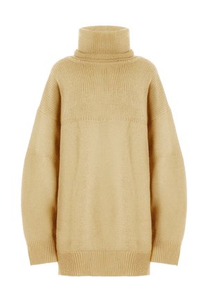 Beiger Strickpullover mit hohem Rollkragen, fallenden Schultern und gerippten Bündchen, mit einem Blockmuster auf der Brust. Weiche Textur.