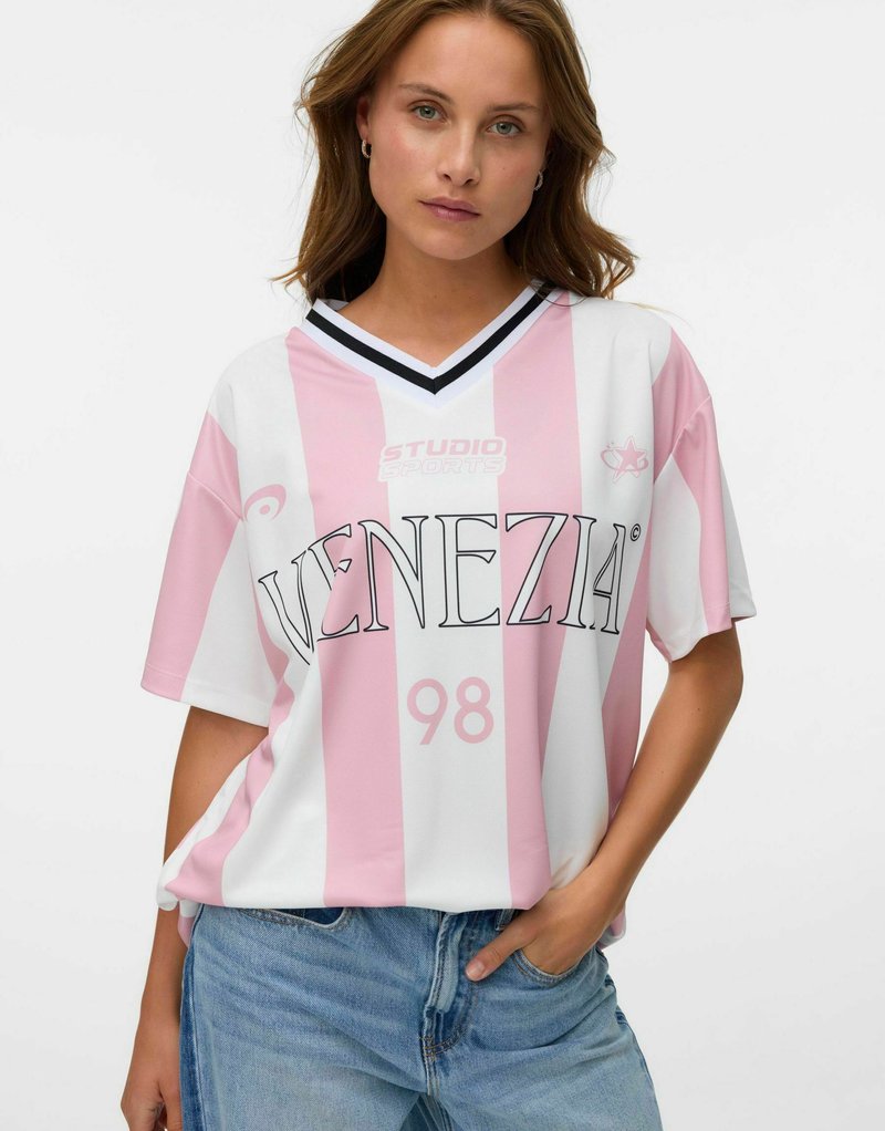 Venezia-mærket trøje med pink og hvide lodrette striber, V-hals med sort kant, løs pasform og store trykte tal og tekst.
