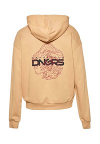 Sudadera beige con un gran gráfico de un dragón rojo en la parte posterior, con el texto "DANGEROUS" en negro encima. Textura suave y corte relajado.