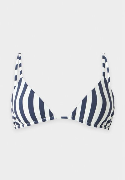 Haut de bikini rayé bleu marine et blanc avec bretelles réglables et bonnets triangulaires sur fond uni.