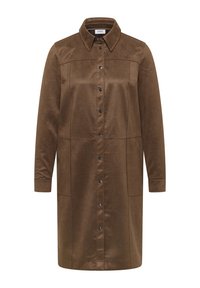 Vestito button-up marrone realizzato in morbido tessuto, con colletto, maniche lunghe e due tasche frontali con una texture liscia.