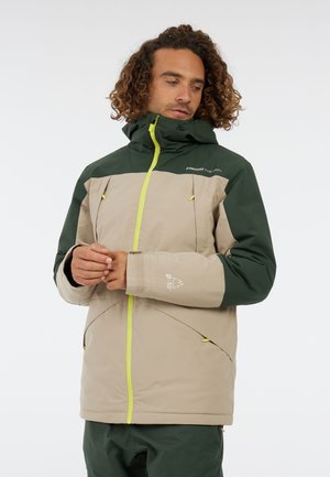 Geïsoleerde jas met een beige en groene kleurenschema, ritszakken, felgele accenten en een verstelbare capuchon.