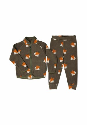 Kaksiosainen lasten fleeceasu, jossa on ruskea pohja oransseilla kettu kuvioilla, vetoketjullinen takki ja yhteensopivat joustavat vyötäröhousut.