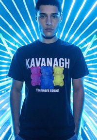 Černé tričko s barevnými grafikami gumových medvídků v růžové, modré a žluté barvě, s textem "KAVANAGH The bears squad" v tučných bílých písmenech.