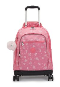 Valigia a rotelle in tessuto rosa con motivi floreali bianchi, manico in metallo, tasche con doppia cerniera e un charm soffice attaccato. Quattro ruote per la mobilità.