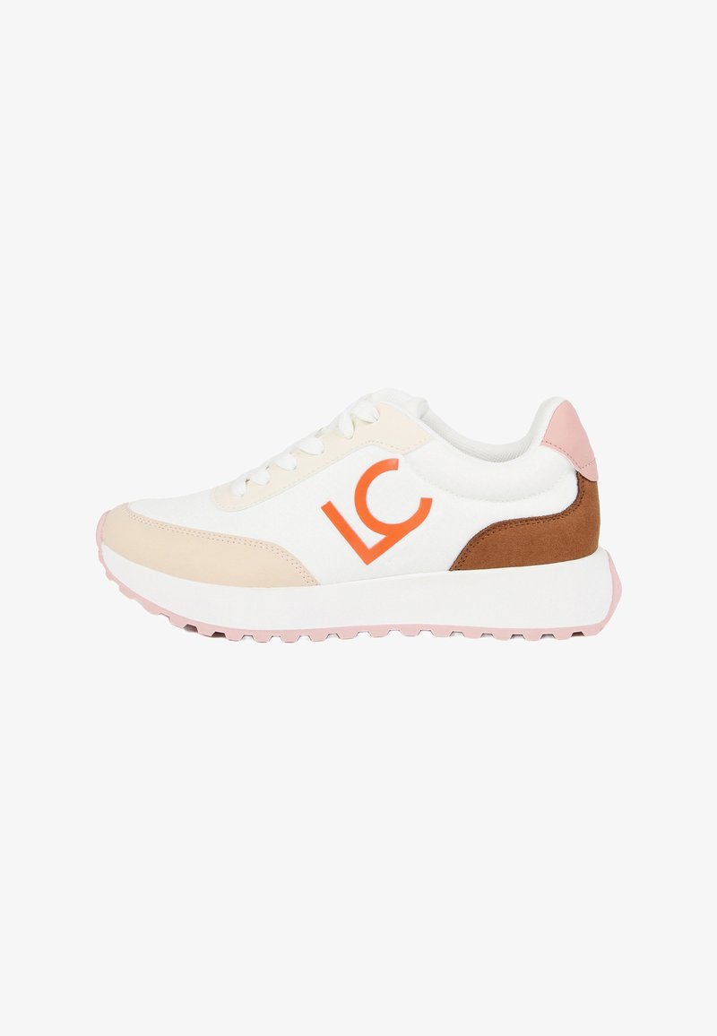 Zapatilla deportiva blanca con logo naranja, acentos en beige y marrón, suela rosa, diseño de cordones y materiales texturizados.
