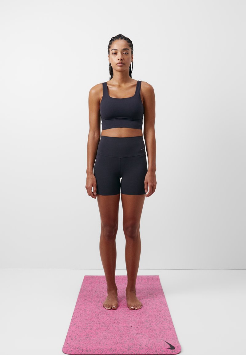 Nike Performance - ZENVY WOMEN'S MEDIUM SUPPORT PADDED LONGLINE SPORTS BRA - Sports-BH-er med medium støtte - black/sail, Forstørre