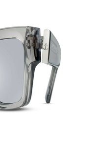 Šedé oversized sluneční brýle s průhledným rámem, stříbrnými akcenty a pantem s návrhem kotvy, které zdůrazňují jejich moderní estetiku.