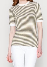 Top de manga corta a rayas en color caqui y blanco, con cuello redondo y puños acanalados, hecho de una tela suave y con una silueta ajustada.