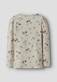 Beige Langarmhemd mit dezenten Puffärmeln, das ein filigranes Muster aus kleinen Pilzen und Wildblumen in sanften Lila- und Brauntönen zeigt.