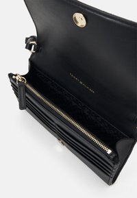 Tommy Hilfiger REFINED FLAP CROSSOVER - Ülerinna-kott - black