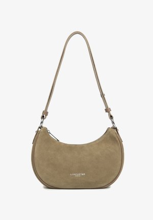 Borsa in suede color taupe con una silhouette curva, tracolla singola e dettagli in hardware argentato. Presenta una chiusura superiore con zip.