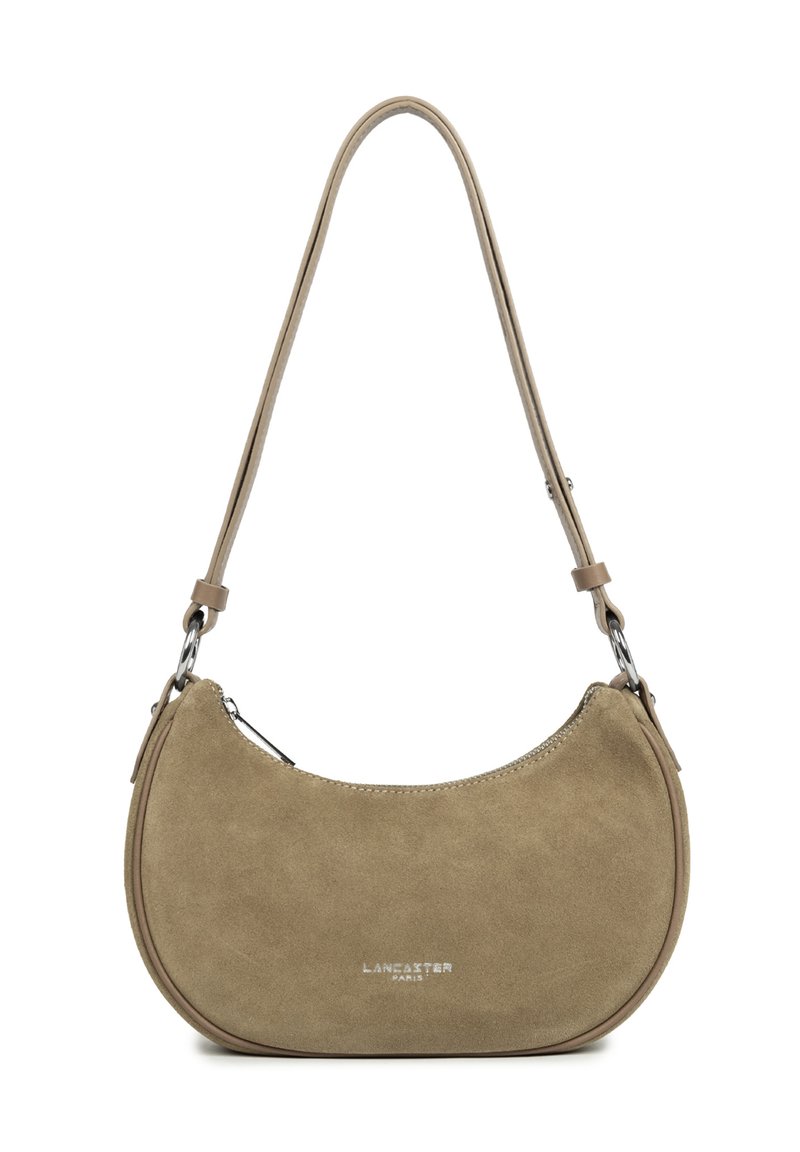 Borsa in suede color taupe con una silhouette curva, tracolla singola e dettagli in hardware argentato. Presenta una chiusura superiore con zip.