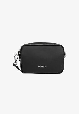 Zwarte leren crossbody tas met een rechthoekige vorm, ritsluiting, zilverkleurige hardware en een geperst "LANCASTER PARIS" logo aan de voorkant.