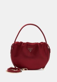 Czerwona torebka z satyny o zaokrąglonym kształcie, marszczonym zamknięciu i złotych okuciach. Posiada odpinany łańcuszkowy pasek oraz trójkątny detal z logo.