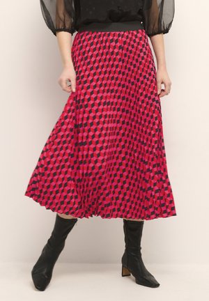 Plissé midi-rok in felroze met zwart geometrisch patroon. Draag het met strakke zwarte kniehoge laarzen met een vierkante punt en blokhak.