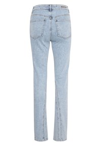 Jeans de denim azul claro con un diseño de pierna recta, que cuentan con bolsillos traseros y detalles de costura visibles. Textura suave con un acabado desgastado.