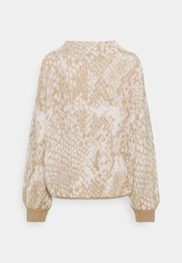 Maglione beige in un morbido tricot testurizzato con motivo a stampa pitone. Presenta un colletto rotondo e polsini elasticizzati sulle maniche.