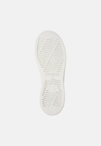 Weiße Gummisohle mit strukturierten wellenförmigen Mustern und "CAMPER"-Branding. Enthält Größenangabe und subtile eingravierte Details.