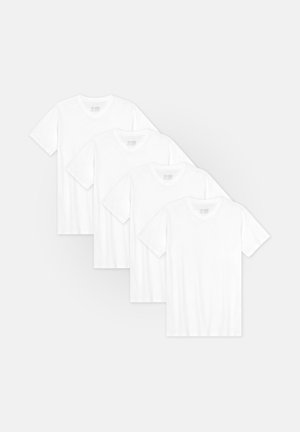 Vier eenvoudige witte T-shirts met korte mouwen en ronde hals, netjes opgestapeld en licht overlappend op een lichtgrijze achtergrond.