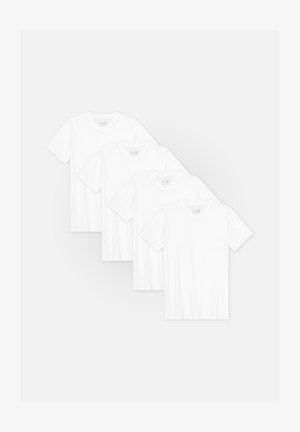 Vier schlichte weiße T-Shirts mit kurzen Ärmeln und Rundhalsausschnitt, ordentlich gestapelt und leicht überlappend auf einem hellgrauen Hintergrund.