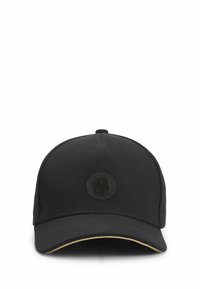 Schwarze Baseballmütze mit runder Krone, gebogenem Schirm, Logo-Patch an der Vorderseite und einem gelben Akzent am Schirmrand. Hergestellt aus Stoff.
