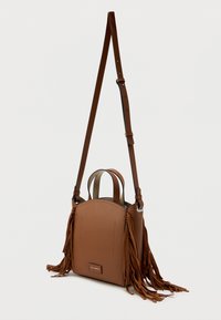 Bolsa de mão em couro castanho com detalhe de franjas, fecho em zíper, alças duplas para transporte e uma alça ajustável para uso cruzado.