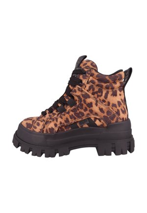 Bruine en zwarte luipaardprint high-top sneakers met een dikke zwarte rubberen zool en zwarte veters, voorzien van een trekhaak aan de achterkant.