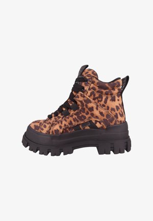 Bruine en zwarte luipaardprint high-top sneakers met een dikke zwarte rubberen zool en zwarte veters, voorzien van een trekhaak aan de achterkant.