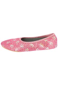 Roze platte schoen met een sprankelende afwerking, versierd met een bloemmotief. Heeft een ronde neus en een elastische rand rond de opening.