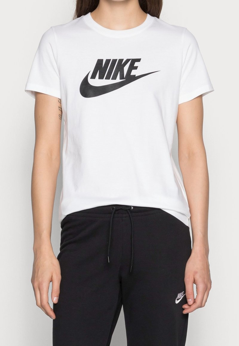 Vit bomulls-t-shirt med en stor svart Nike-logo över bröstet. Korta ärmar och en klassisk rund halsringning.