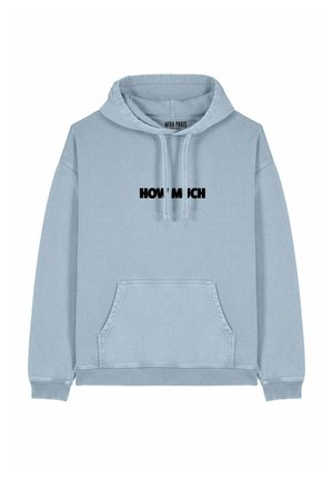 Lichtblauwe hoodie gemaakt van een katoenmix, met een voorzijde kangaroo zak, trekkoord capuchon en zwarte tekst "HOW MUCH" op de borst.