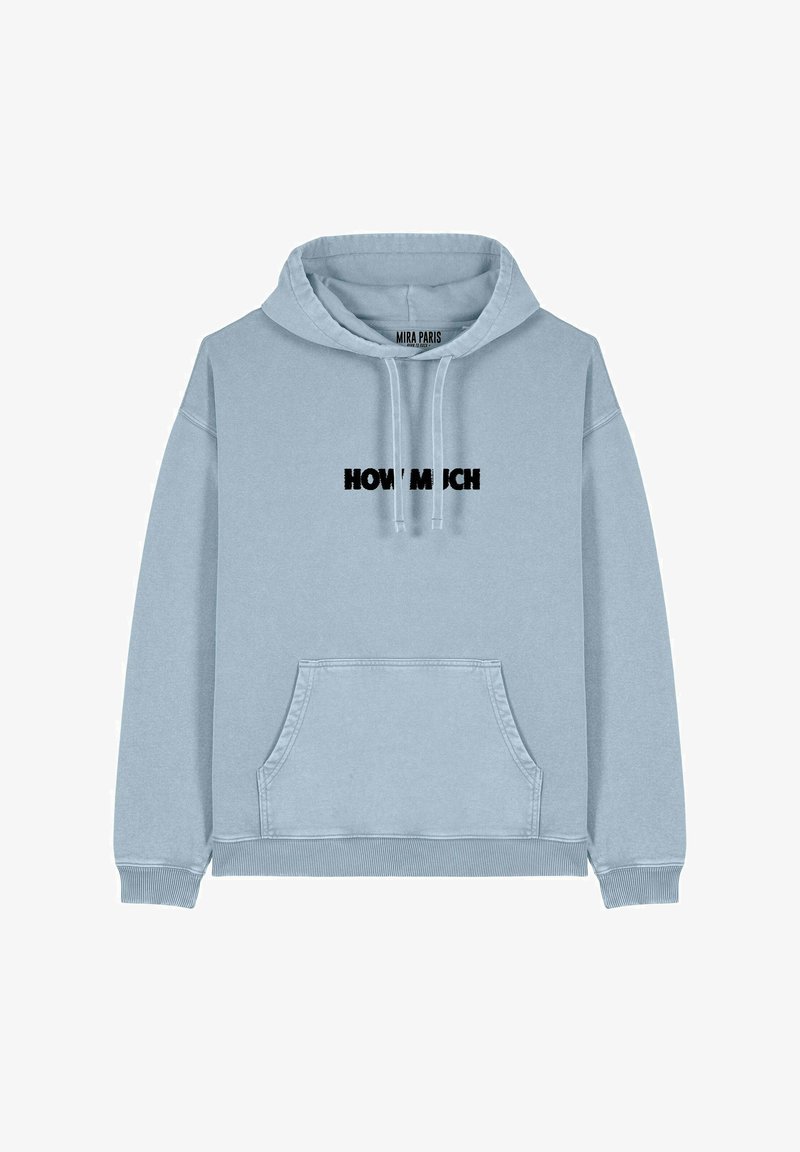 Pull léger bleu en mélange de coton, doté d'une poche kangourou à l'avant, d'une capuche avec cordon de serrage, et de l'inscription noire "HOW MUCH" sur la poitrine.