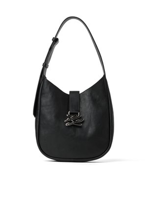 Schwarze Leder-Schultertasche mit verstellbarem Riemen und silberner dekorativer Schnalle vorne in der Mitte auf weißem Hintergrund.