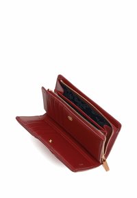 Portafoglio in pelle rossa con cerniera e hardware dorati. L'interno presenta una fodera nera a motivo, numerosi scomparti per carte e una tasca piatta. Design aperto.