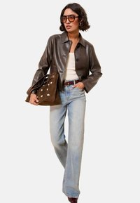REGULAR FIT-COLLARED  - Imitatieleren jas - brown