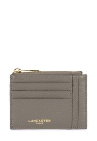 Portafoglio grigio in pelle con tasca con zip, molteplici scomparti per carte e logo del marchio in oro in rilievo. Superficie testurizzata con design minimalista.