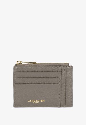 Grijs leren kaarthouder met een ritssluiting, meerdere kaartslots en een goudkleurig, reliëf merklogo. Textuur oppervlak met een minimalistisch ontwerp.