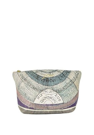 Rechthoekig stoffen zakje met ritssluiting, versierd met een cirkelvormig patroon en Latijnse tekst in zwart, blauw en paars op een beige achtergrond.