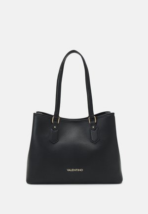 Sac fourre-tout en cuir noir avec surface texturée, deux longues poignées et accents en métal doré. Présente un logo embossé à l'avant.