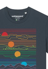 Donkerblauwe katoenen t-shirt met kleurrijke horizontale lijnen, drie cirkelvormige vormen die de zon vertegenwoordigen, en gestileerde berg- en golfpatronen.