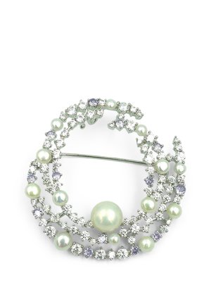 Spilla rotonda in argento con più file di piccoli cristalli trasparenti e perle bianche di varie dimensioni disposte in modo uniforme.