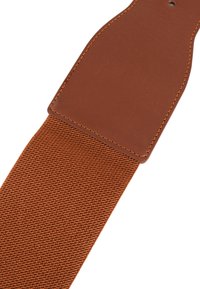 Cinghia in tessuto intrecciato marrone con retro in pelle liscia. Presenta una toppa rettangolare in pelle con cuciture visibili. Superficie texturizzata.