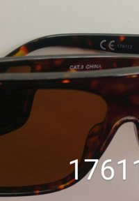 Želvovinové sluneční brýle s hnědým tónovanými skly, s elegantními černými akcenty a malým textem, který označuje "CAT.3 ČÍNA" a značku CE.