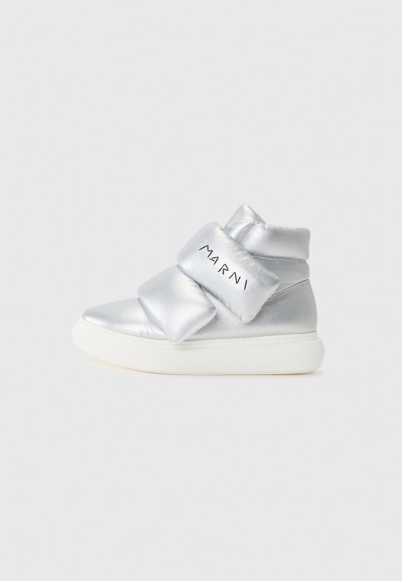 Sølv polstrede høye sneakers med borrelåsremmer og hvite gummisåler, med merket "MARNI" på siden.