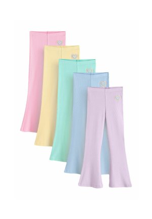 Fem par pastelfarvede vidde bukser i pink, gul, grøn, blå og lavendel, hver med et lille flerfarvet hjerte nær taljen.