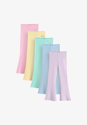 Cinq paires de pantalons évasés de couleur pastel en rose, jaune, vert, bleu et lavande, chacun avec un petit cœur multicolore près de la taille.